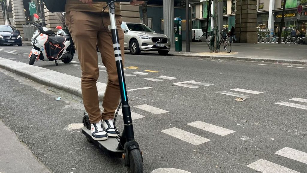 Un homme en trottinette fait tomber 1 kg de cannabis juste devant une patrouille de police