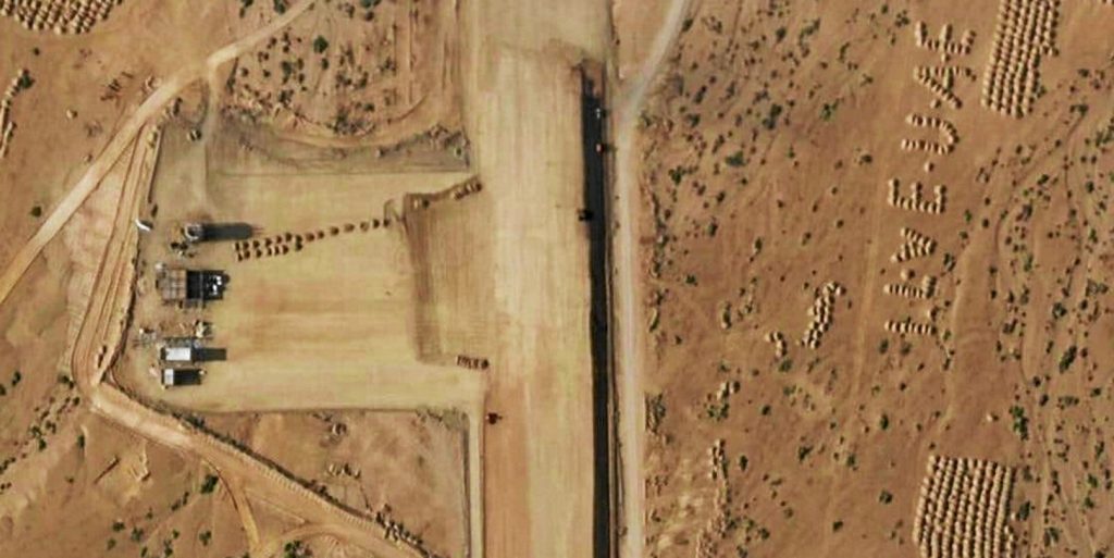 Une mystérieuse base aérienne construite sur une île en mer d'Arabie