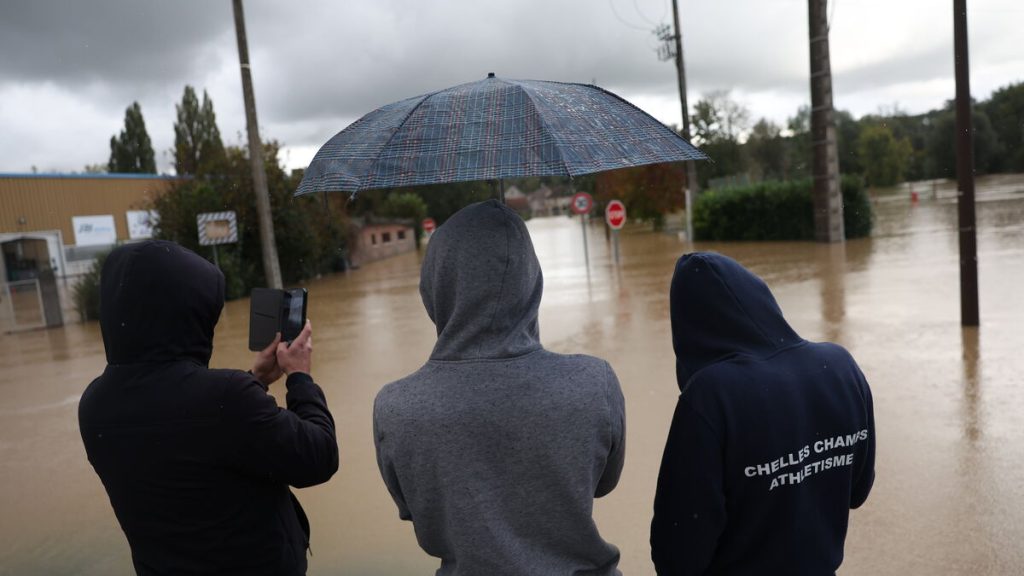 Vent, pluie, inondations et crues : neuf départements placés en vigilance orange
