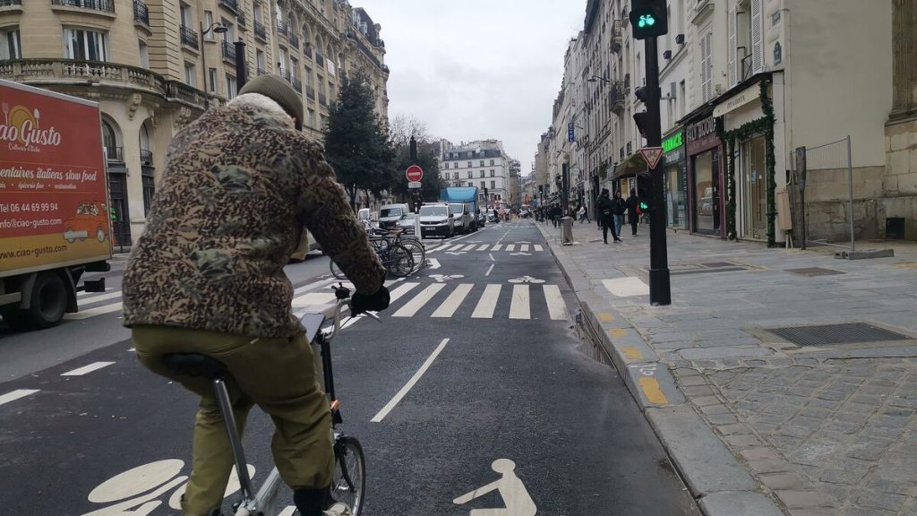 À Paris, des nouveaux feux tricolores pour les vélos : « Ça va inciter les cyclistes à moins les griller »