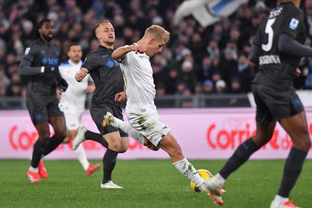 Accroché à Rome par la Lazio, Naples sous la pression de l'Inter