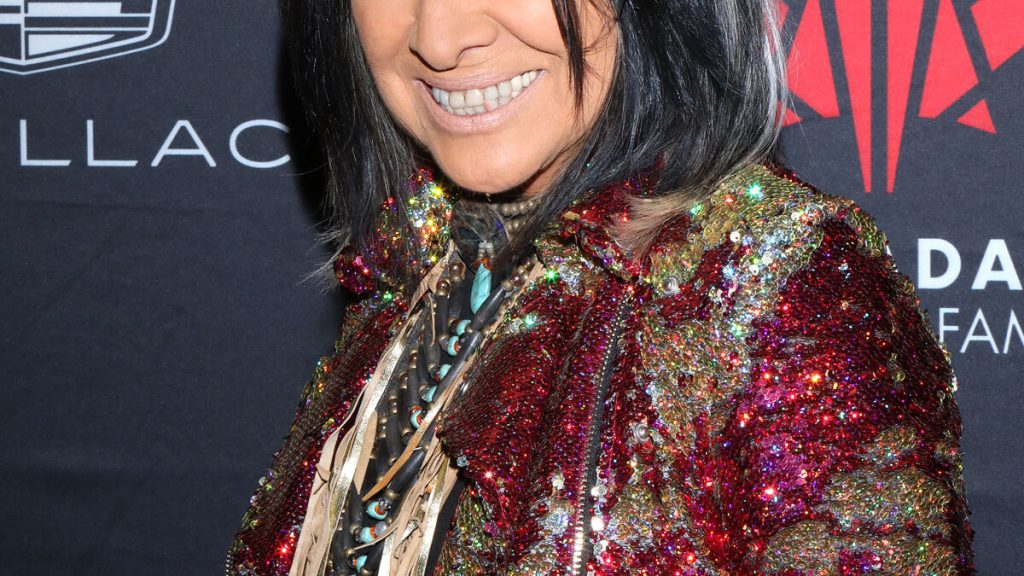 Accusée de mentir sur ses origines autochtones, la chanteuse Buffy Sainte-Marie a été déchue de l’Ordre du Canada