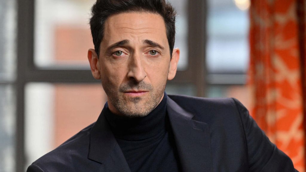 Adrien Brody, favori des Oscars pour « The Brutalist » : « Le cinéma peut aider à se souvenir et comprendre »