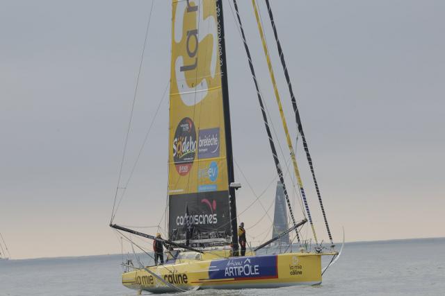 Arnaud Boissières « soulagé d'être à terre » après son démâtage sur le Vendée Globe