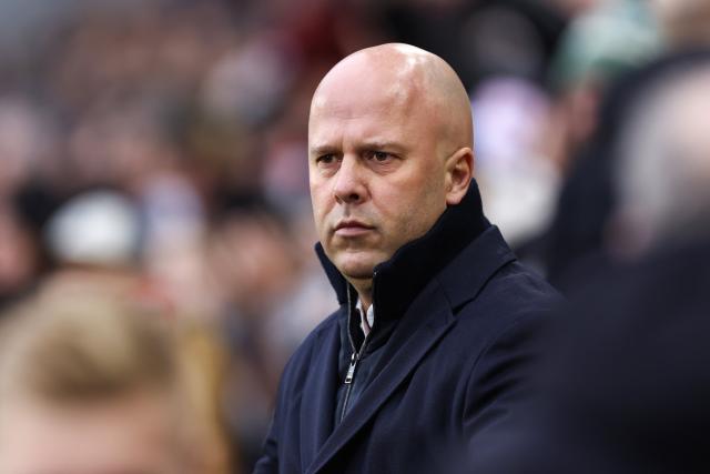 Arne Slot (Liverpool) critique l'utilisation du micro arbitral en League Cup