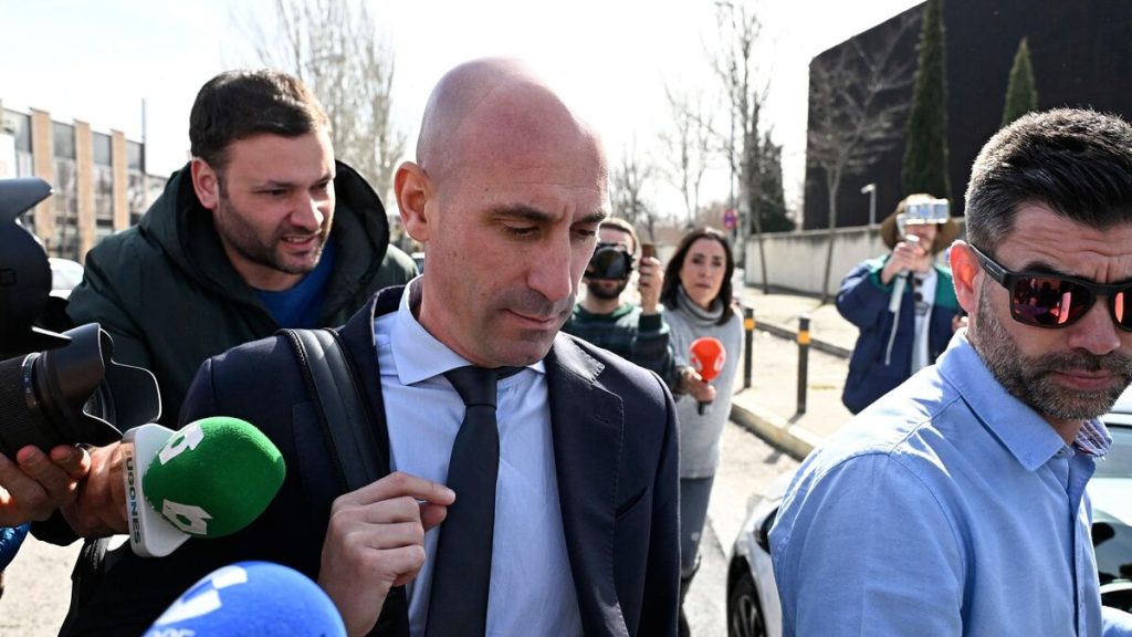 Baiser forcé : l’avocate de l’ex-patron du foot espagnol demande sa relaxe