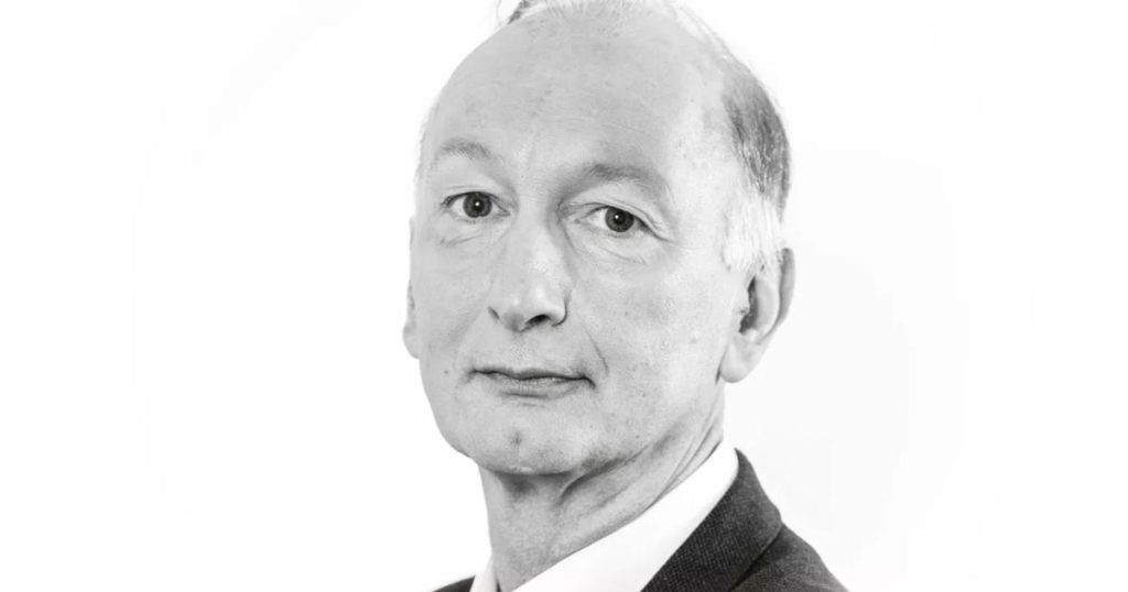 Bertrand de Saint Vincent : «À la réflexion, il faut tout de même se méfier des trentenaires masculins à chignon ou queue de cheval»