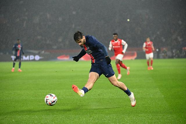 Brest-PSG  : Lees-Melou titulaire, Kvaratskhelia aussi