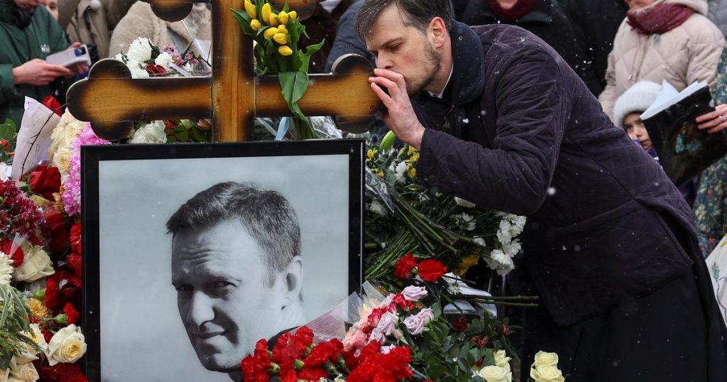 «Ça fait du bien de se revoir tous» : un an après la mort d’Alexeï Navalny, des centaines de Russes lui rendent hommage