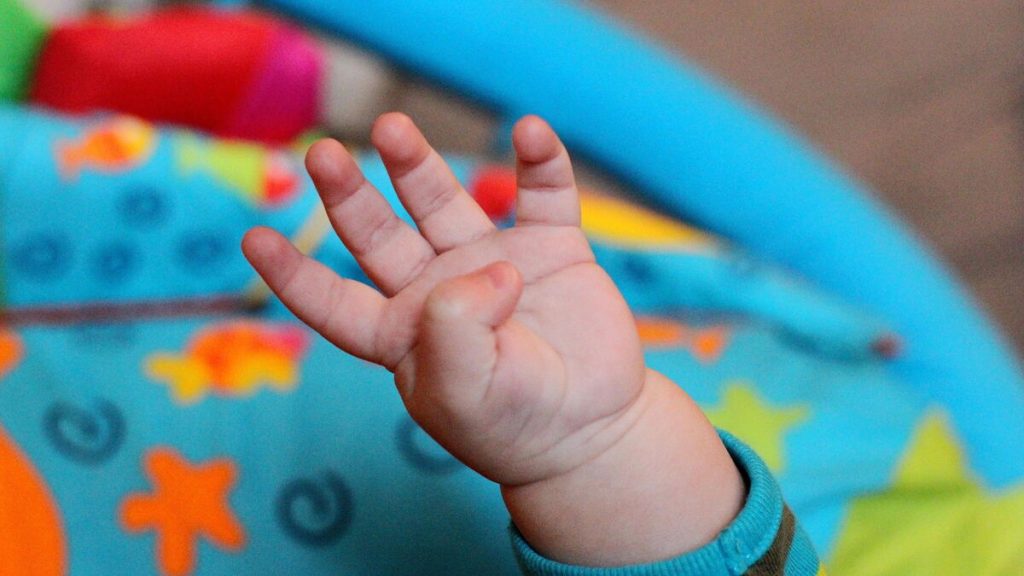 « Ce qui lui est arrivé me brise le cœur » : une mère alerte sur le danger des perles à eau après l’hospitalisation de son bébé