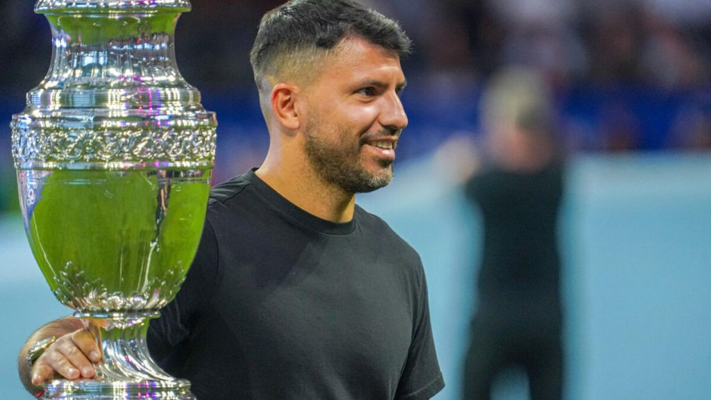 « C’est fou de passer de footballeur à pilote » : Agüero au départ d’une exhibition de Formule E avec Porsche