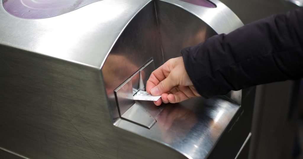 «C’est un vrai casse-tête» : touristes et voyageurs d’un jour déconcertés par le nouveau ticket de métro parisien