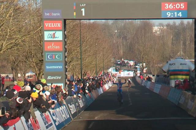 Championnats du monde de cyclo-cross juniors : quand Barbora Bukovska lève les bras trop tôt...