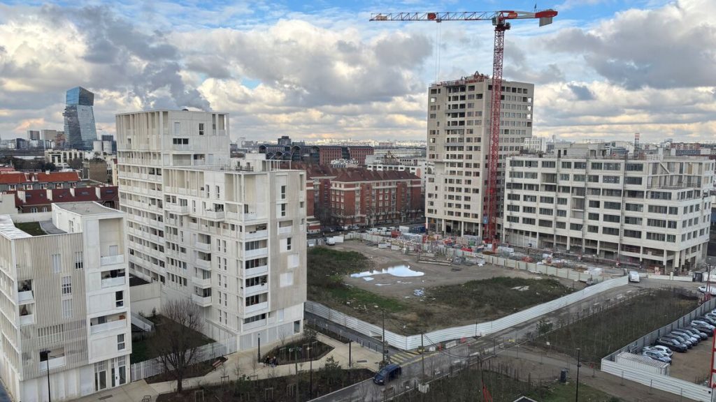 Check-point pour les camions, bâtiments préemptés… dans la mythique cité Gagarine, une rénovation sous contrôle des dealers