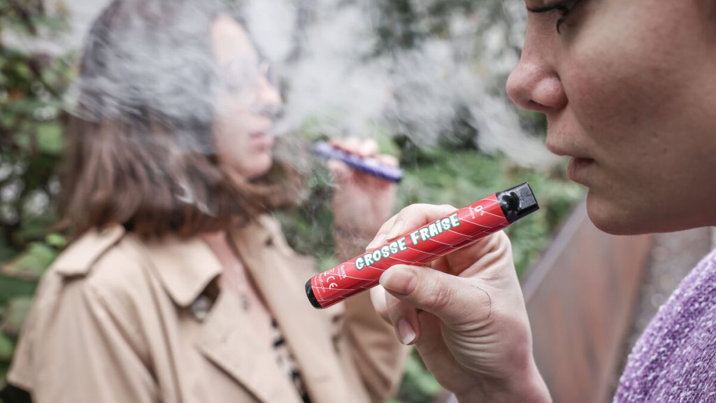 Cigarettes jetables : l’interdiction des « puffs » entre officiellement en vigueur ce mardi