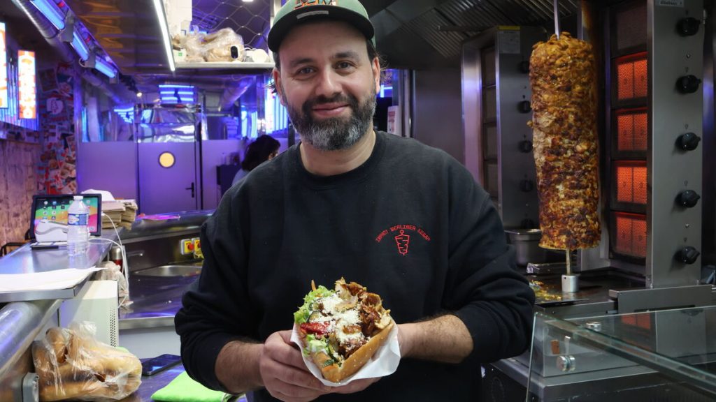 « Comme quoi, un ancien blédard sans papier peut réussir » : Mahdi Abid bâtit son empire du kebab berlinois