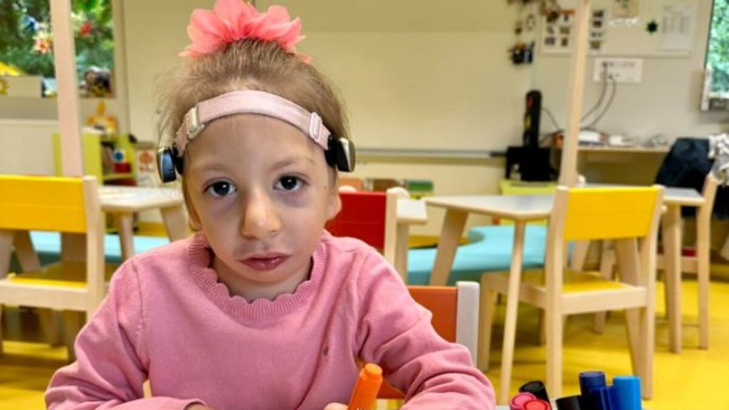 « Comment trouver les mots ? » : Margot, fillette née sans oreilles, est décédée à l’âge de 4 ans