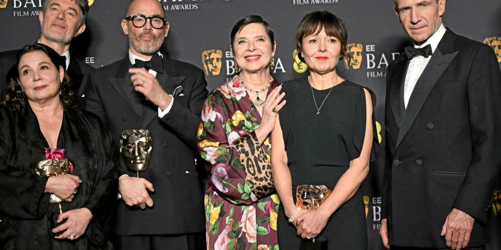 « Conclave » triomphe aux Bafta, « Emilia Perez » récompensé malgré la polémique