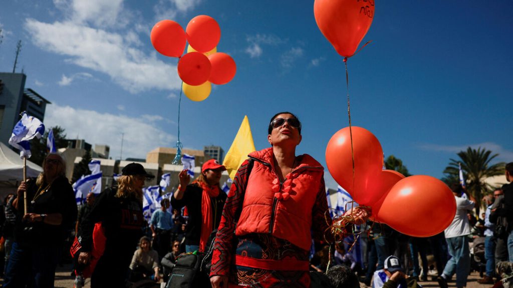 Corps des Bibas rendus à Israël : pourquoi de nombreux comptes se couvrent d’orange sur les réseaux sociaux
