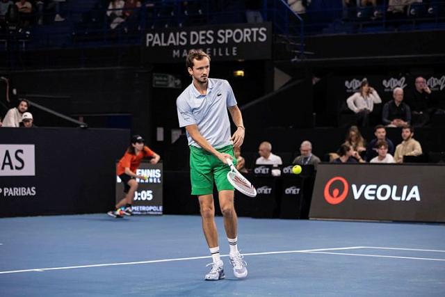 Daniil Medvedev surclasse Pierre-Hugues Herbert pour son entrée en lice à Marseille