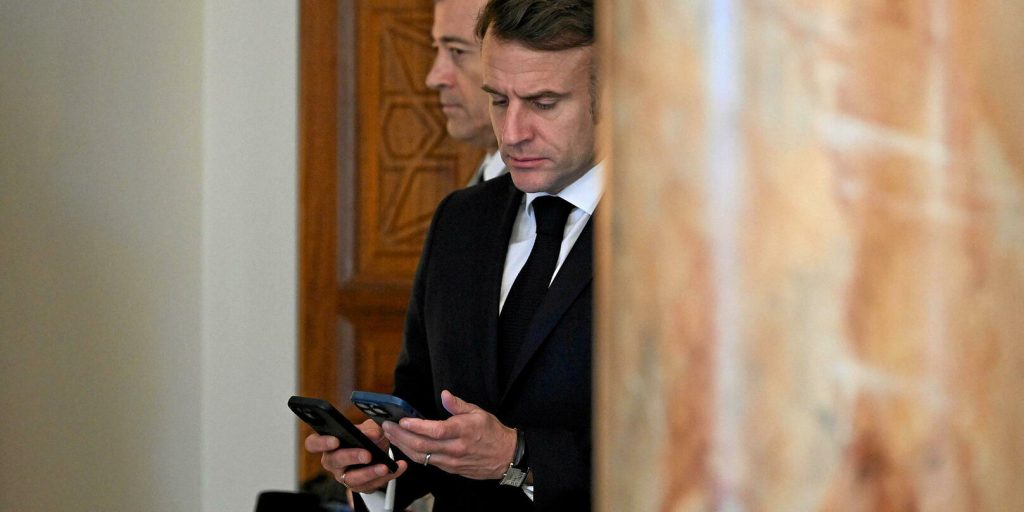 Deepfakes : Emmanuel Macron joue l'autodérision avant le sommet sur l’IA