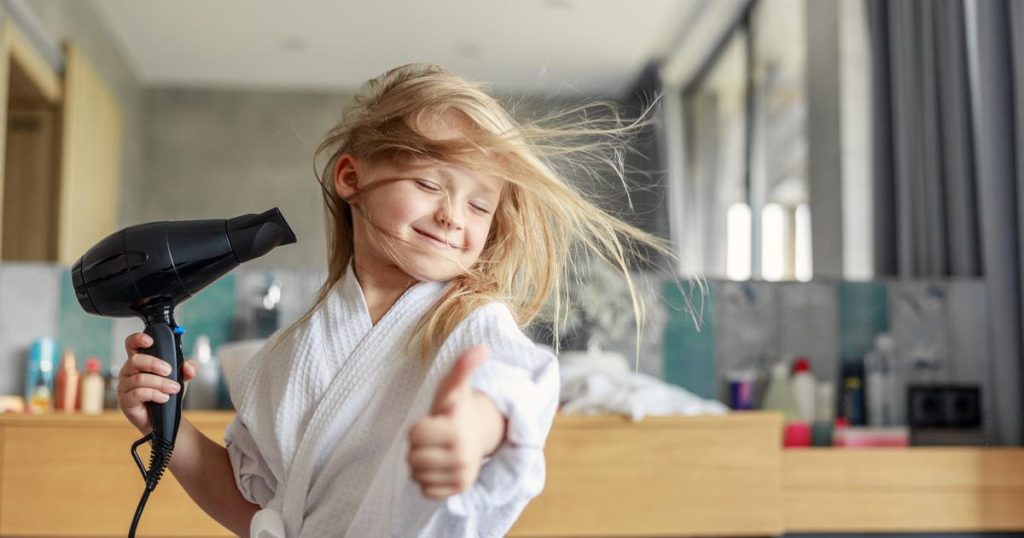 Douche, baignoire, lavabo : 5 objets pour se débarrasser définitivement des cheveux dans la salle de bain