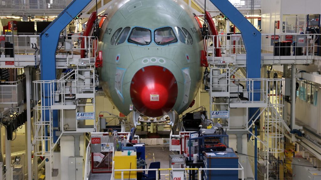 Droits de douane imposés par Donald Trump : en France, le secteur aéronautique redoute les turbulences