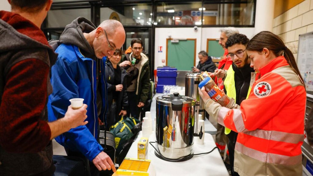 Éboulement en Savoie : 1 500 naufragés de la route hébergés cette nuit, l’accès aux stations de ski encore compliqué