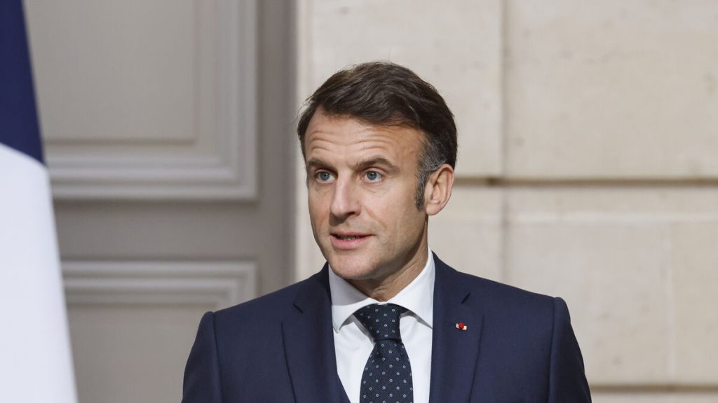 « Est-ce qu’il ne faut pas un peu revoir les vacances ? » : Macron veut « rouvrir » la « question du temps scolaire »