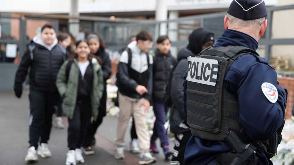 « Être vigilant sans tomber dans la psychose » : quelle réaction des parents après les meurtres de Louise et Elias ?
