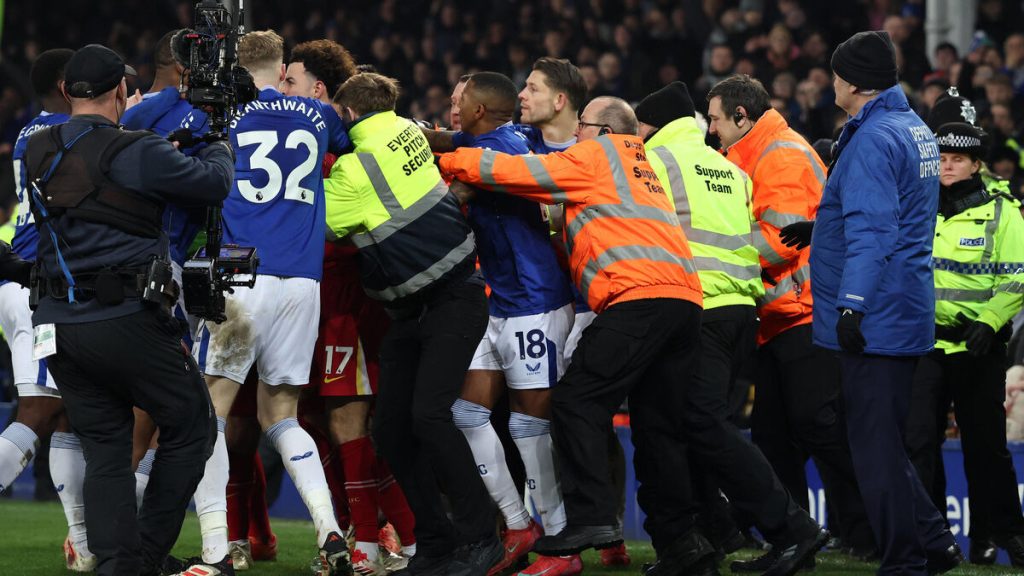 Everton-Liverpool : bagarre générale et cartons rouges... le derby dégénère