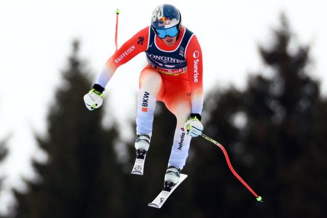 Franjo Von Allmen remporte la descente de Crans-Montana en Coupe du monde, la Suisse signe un triplé