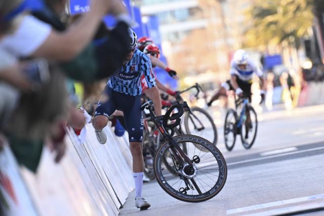 Ganna vainqueur et le peloton du mauvais côté de la route : les incroyables images de l'arrivée de la 1re étape du Tour de l'Algarve