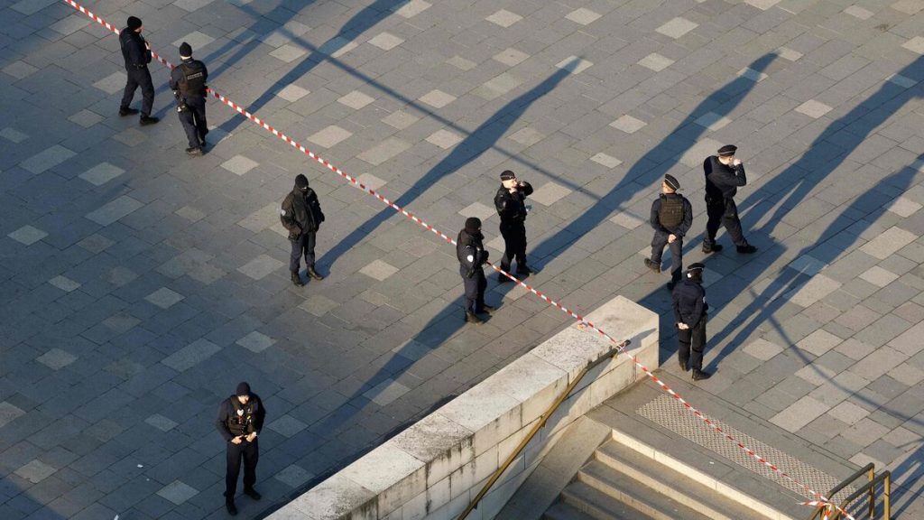 Gare d’Austerlitz : l’homme neutralisé après avoir brandi une arme factice est décédé