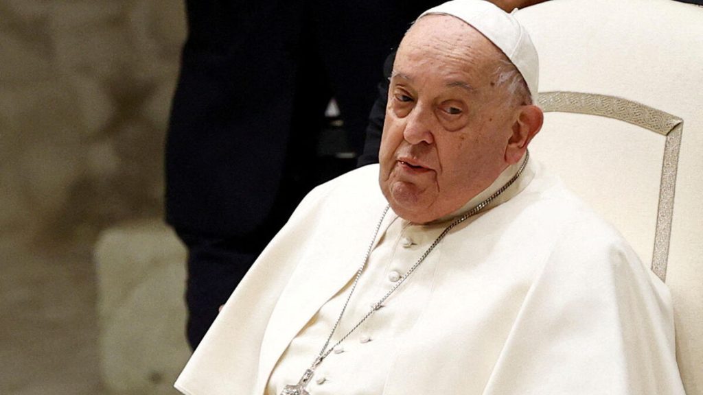 Hospitalisé pour une pneumonie, le pape respire sans assistance