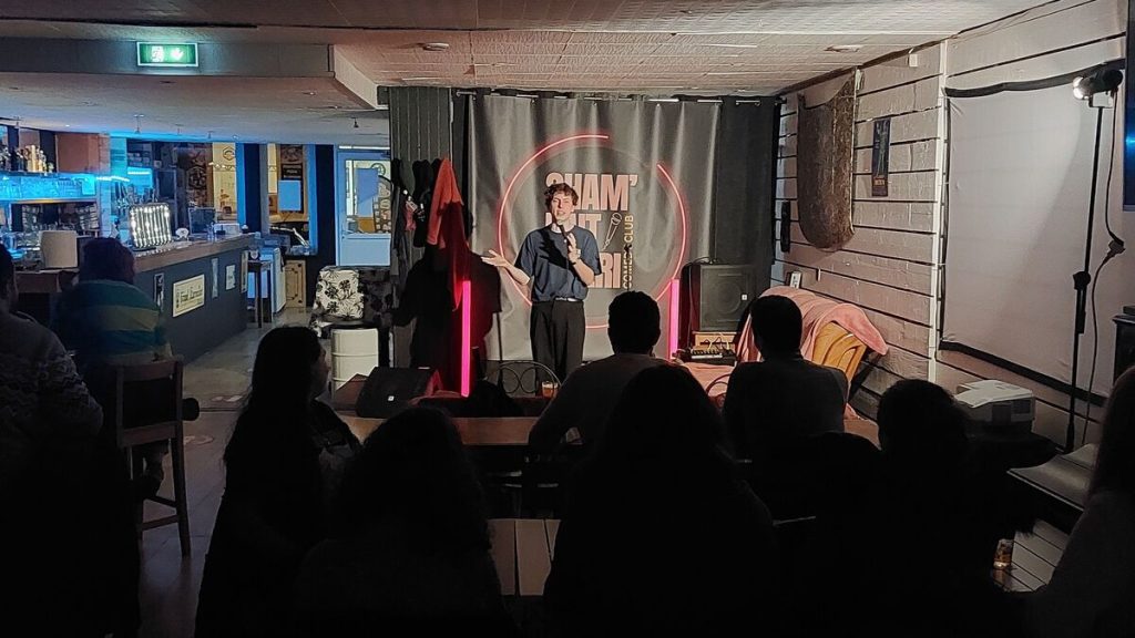 « Il y a beaucoup de talents » : un premier comedy club en Essonne « pour lancer le stand-up en banlieue »