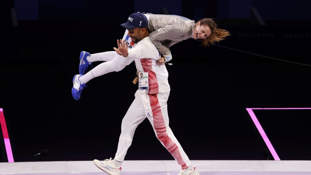 JO Paris 2024 : le couple d’escrimeurs Manon Apithy-Brunet et Boladé Apithy attend un bébé