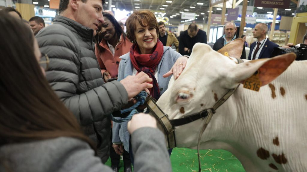 « J’ai déminé tout ce que j’ai pu » : au Salon de l’agriculture, Annie Genevard cultive l’apaisement