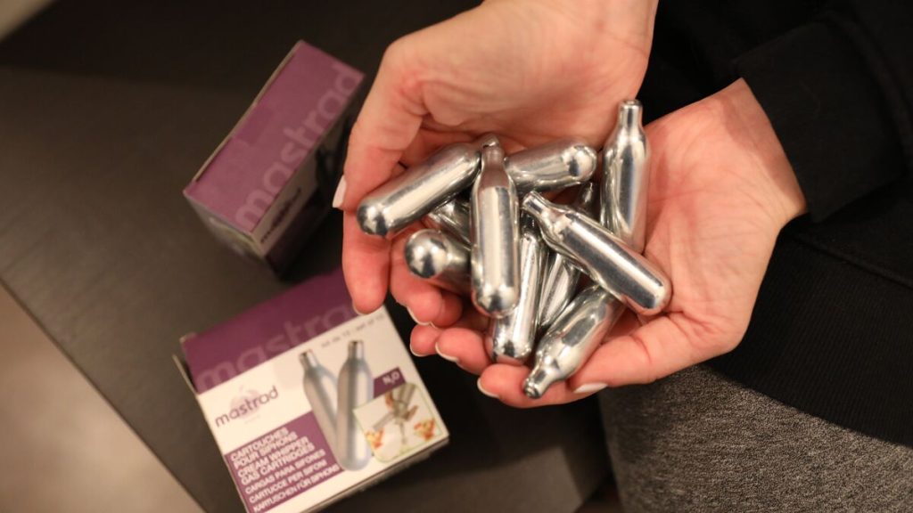 « J’ai inhalé toute la journée » : un dentiste américain arrêté avec 107 cartouches de gaz hilarant