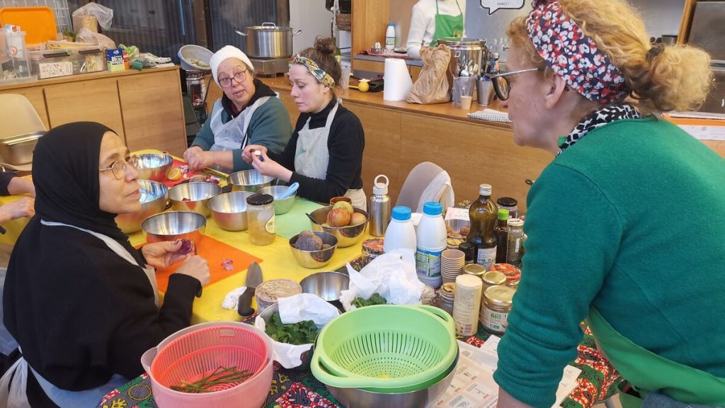 « J’ai quasiment arrêté les sodas » : à Paris, des ateliers de « cuisine santé » gratuits pour mieux manger