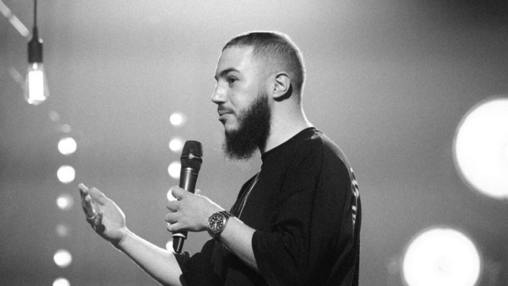 « J’ai reçu entre 10 et 15 insultes par minute » : Merwane Benlazar répond à la polémique par un sketch