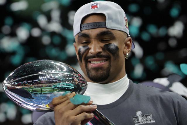 Jalen Hurts, vainqueur et MVP du Super Bowl avec Philadelphie : « Je ne pourrai pas être ici sans mes coéquipiers »