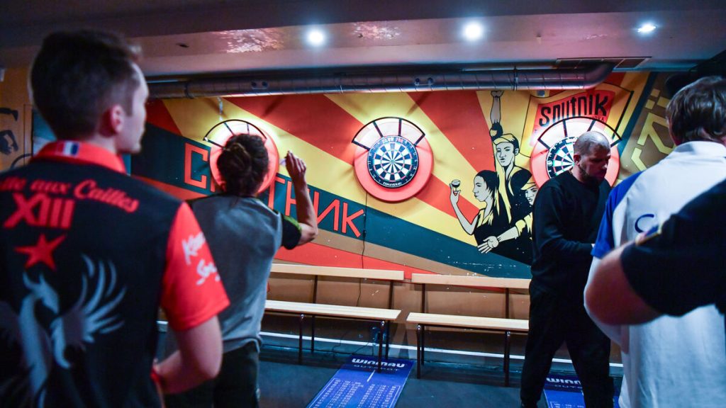 La folie des fléchettes enflamme le Sputnik darts club de Paris : « On est heureux de voir ce succès »