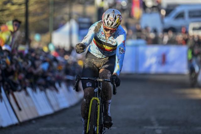 La marque de respect de Wout Van Aert qui tire son chapeau à Mathieu Van der Poel sur la ligne d'arrivée aux Championnats du monde