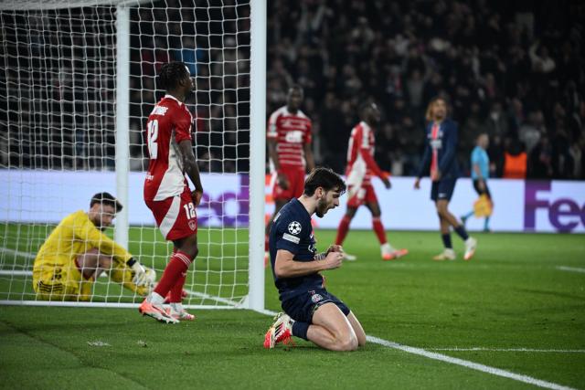 La vidéo du but de Khvicha Kvaratskhelia (PSG) dans un angle très fermé face à Brest en Ligue des champions