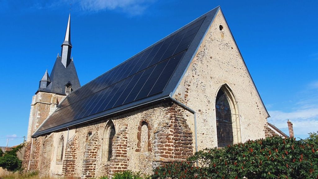 L’ardoise « salée » des panneaux solaires sur le toit de l’église en Eure-et-Loir