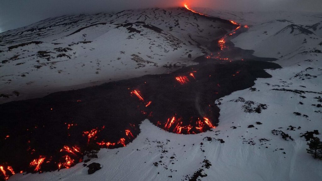 « Le méchant, c’est l’homme, pas l’Etna » : l’Italie s’inquiète des randonneurs mal équipés sur le volcan