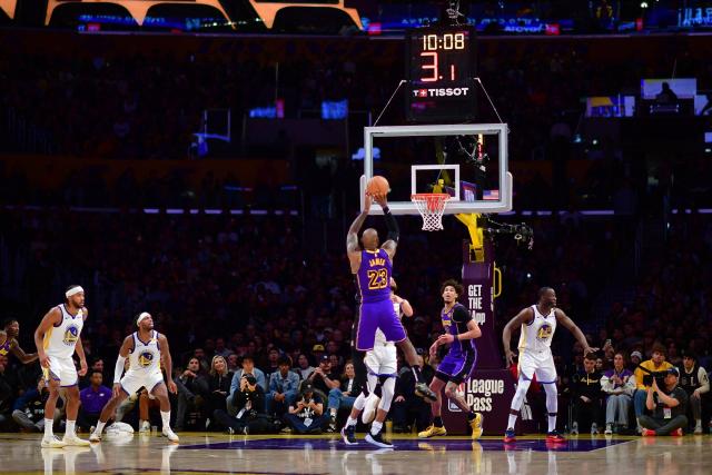 LeBron James (Los Angeles Lakers) en feu à trois points face à Golden State