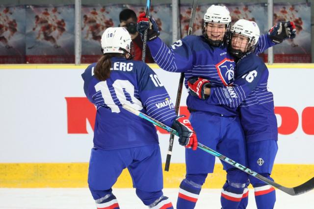 Les Bleues s'imposent largement contre la Pologne et attendent désormais les résultats des autres TQO
