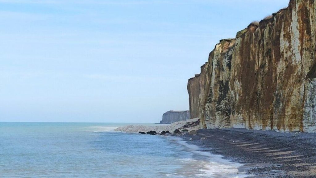 « Les promeneurs ne réalisent pas la dangerosité » : impressionnant éboulement de falaise entre Veules-les-Roses et Sotteville-sur-Mer